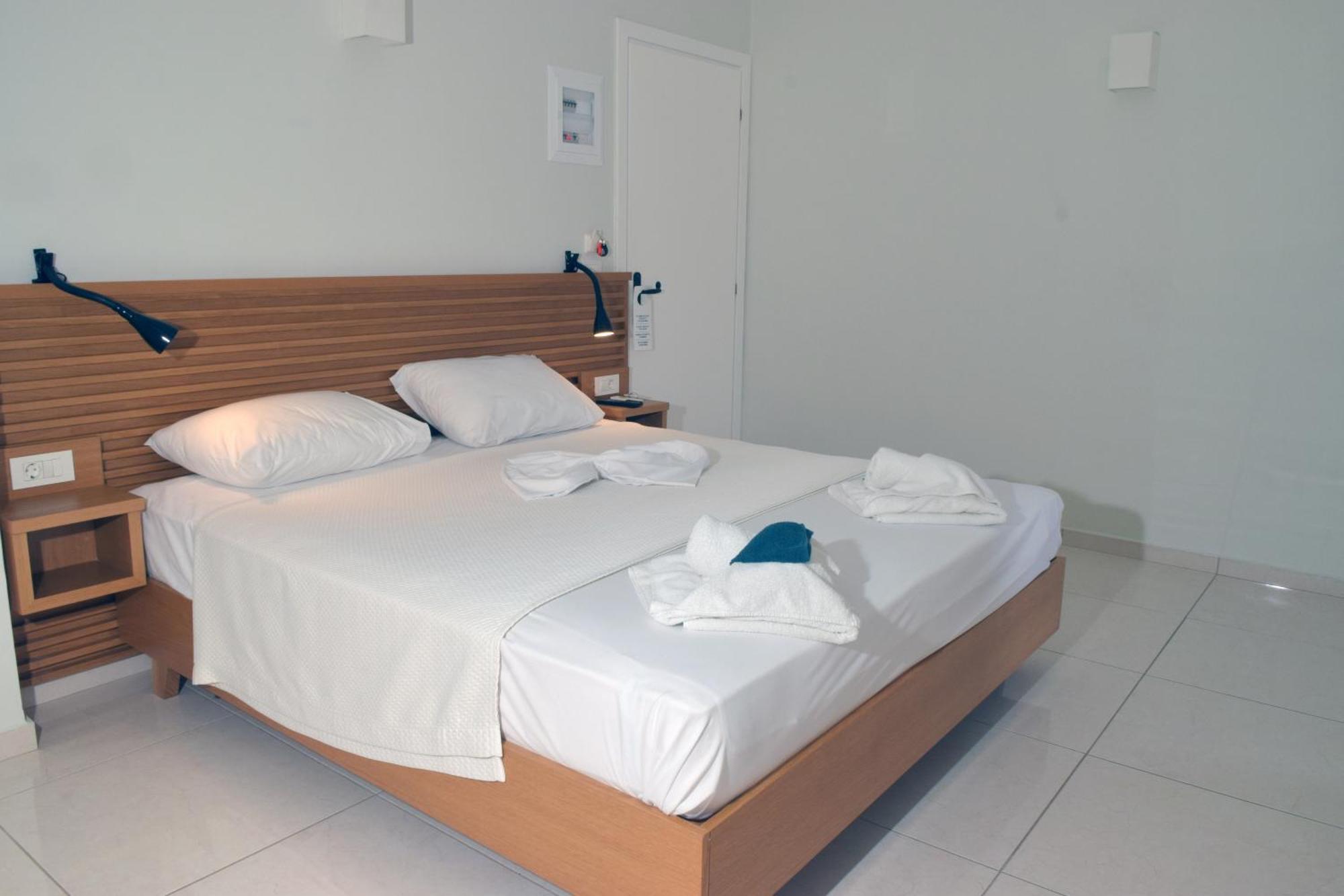 Mithos Premium Rooms Agia Marina Extérieur photo